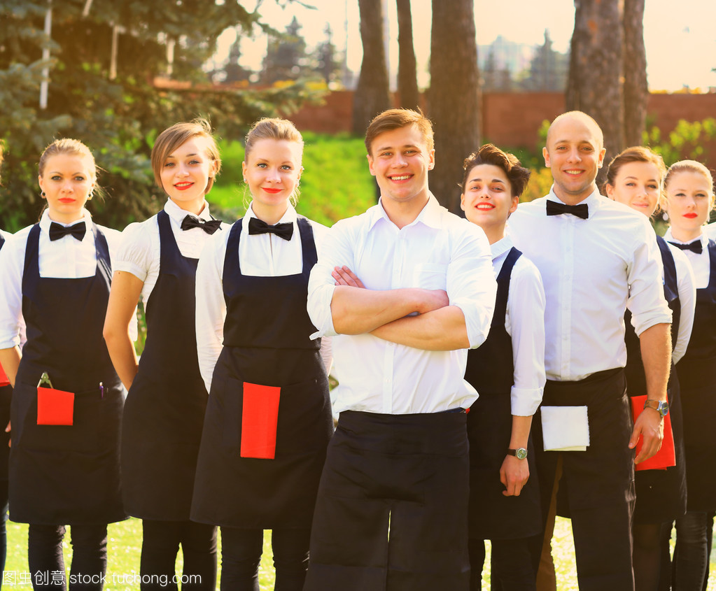 大群的服務(wù)員與女服務(wù)員站在行