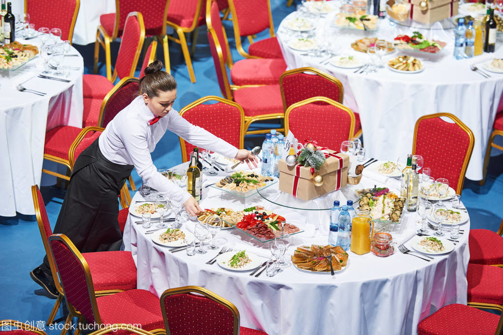 與食物的餐廳,服務員服務表